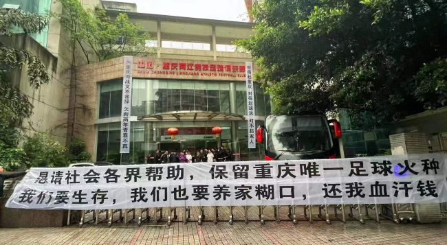 这一瞬间，两人的脑子里都只有一个念头：自己死定了。